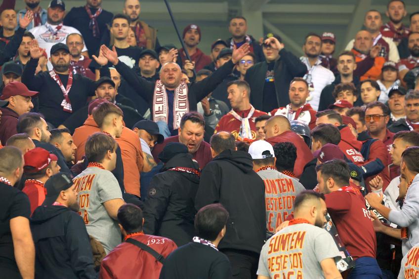 Suporterii giuleșteni s-au bătut între ei la Craiova - Rapid. Foto: Ionuț Iordache (GSP.RO)