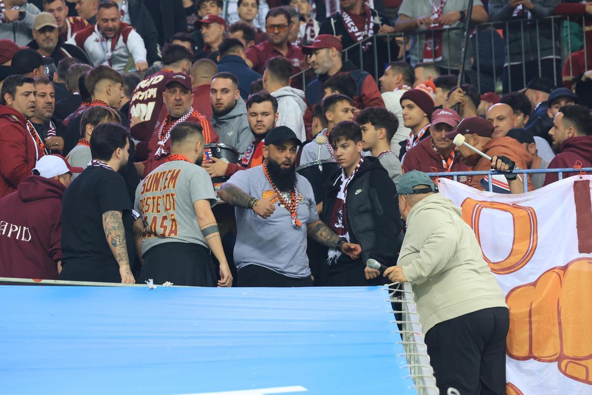 Nu s-a văzut la TV: scandal în peluza Rapidului la Craiova, jandarmii n-au mai stat pe gânduri