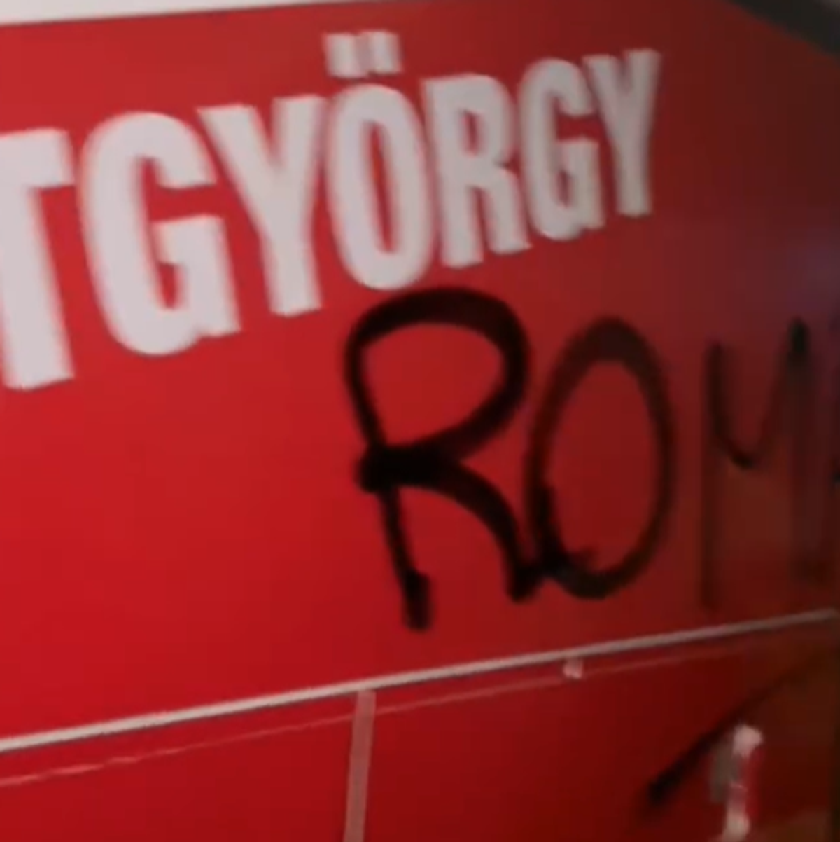 Autocarul celor de la Sepsi, vandalizat de Boys Craiova