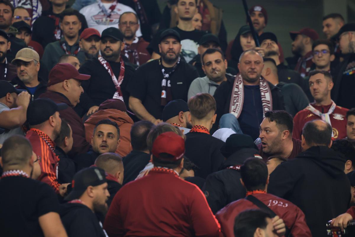 Scandal în galeria la Rapidului în timpul meciului cu Universitatea Craiova