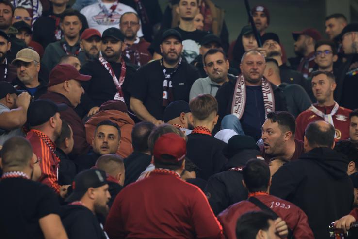 Scandal în galeria la Rapidului în timpul meciului cu Universitatea Craiova // FOTO: Ionuț Iordache (GSP)