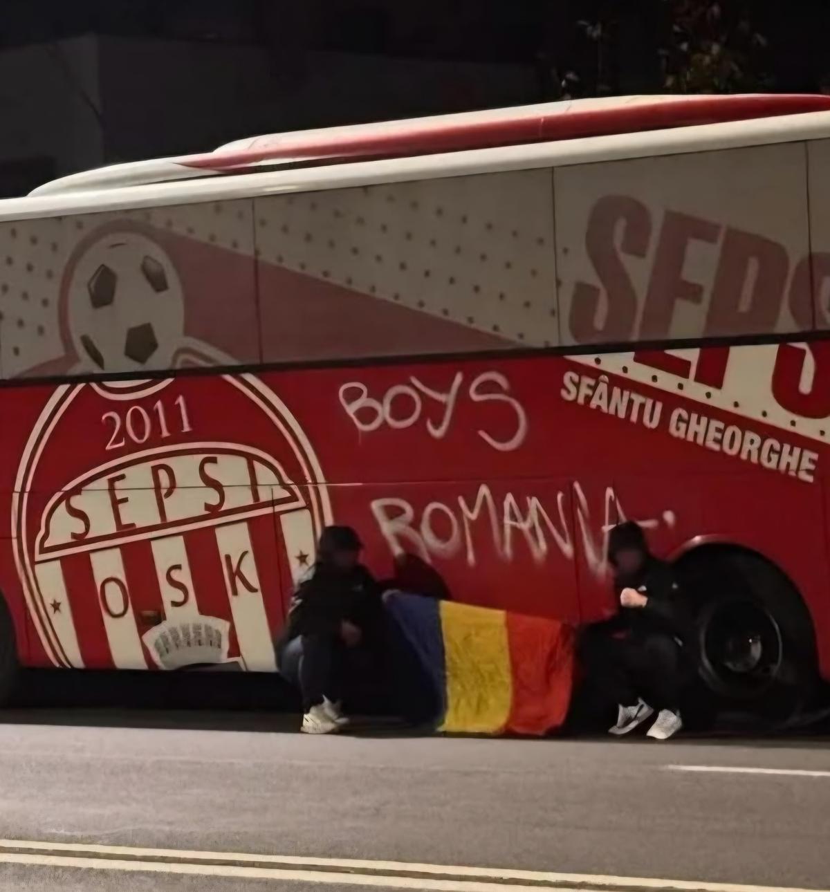 Autocarul celor de la Sepsi, vandalizat de Boys Craiova