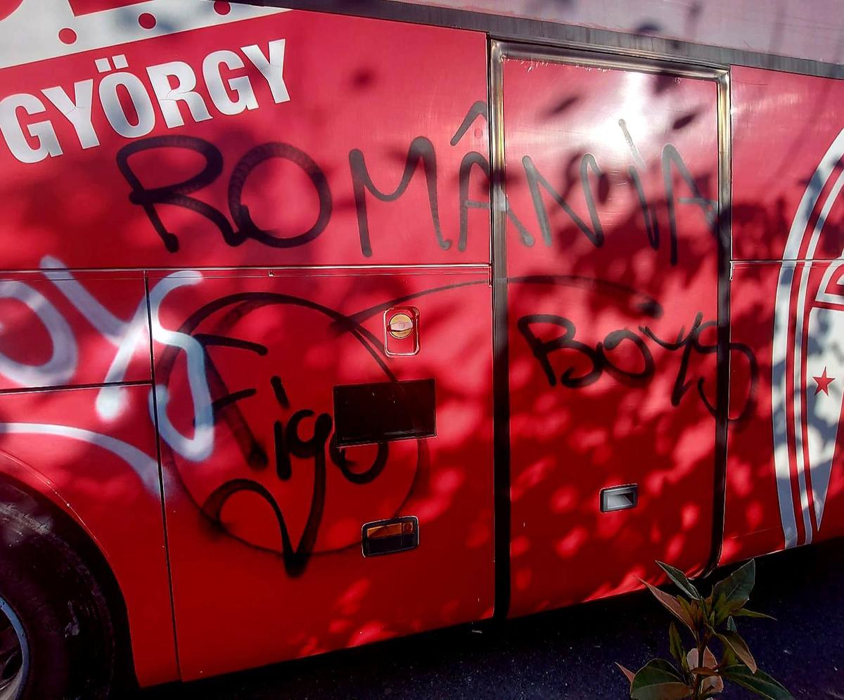 Autocarul celor de la Sepsi, vandalizat de Boys Craiova