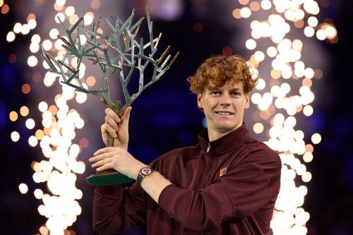 Jannik Sinner cu trofeul în Masters-ul 1000 de la Paris Foto: Guliver/GettyImages
