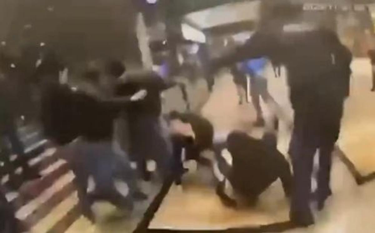 Peste 300 de suporteri rivali au coborât din trenuri și s-au bătut în gară!