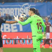 Arbitrul Marcel Bârsan și Marian Aioani în Universitatea Craiova - Rapid, imagini de meci / Ionuț Iordache (GSP)