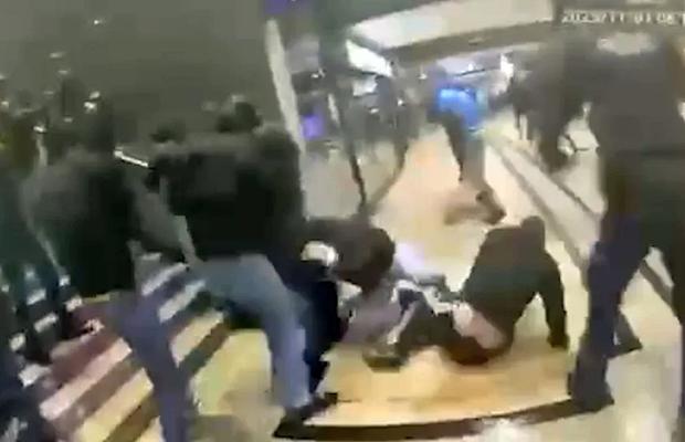 Peste 300 de suporteri rivali au coborât din trenuri și s-au bătut în gară!