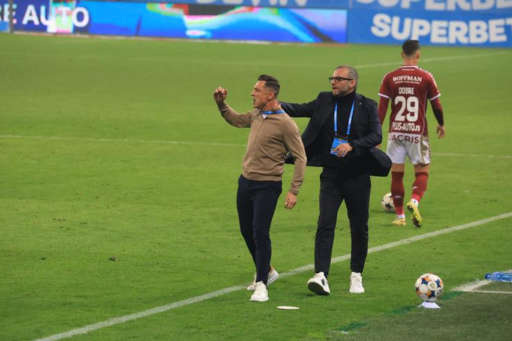 Gesturile lui Mirel Rădoi din Universitatea Craiova - Rapid. FOTO: Ionuț Iordache (GSP.ro)