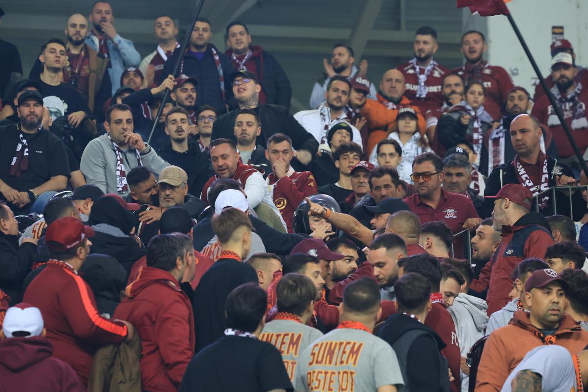 Nu s-a văzut la TV: scandal în peluza Rapidului la Craiova, jandarmii n-au mai stat pe gânduri