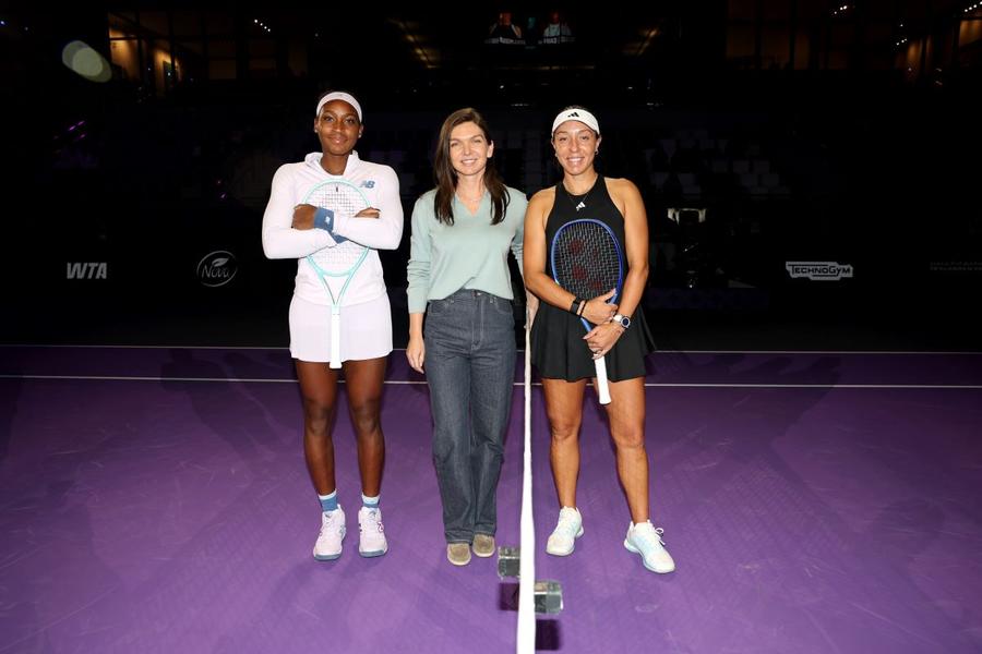 Campioana en-titre, Coco Gauff, debut cu înfrângere la WTA Finals, într-un meci cu 17 duble greșeli și tragere la sorți efectuată de Simona Halep!