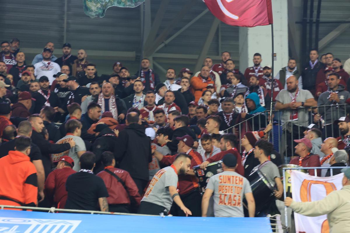 Scandal în galeria la Rapidului în timpul meciului cu Universitatea Craiova