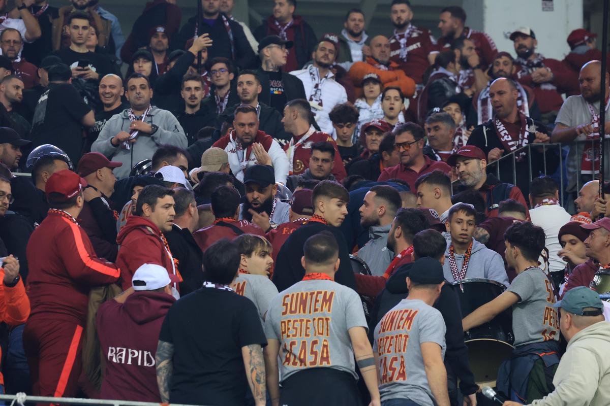 Nu s-a văzut la TV: scandal în peluza Rapidului la Craiova, jandarmii n-au mai stat pe gânduri
