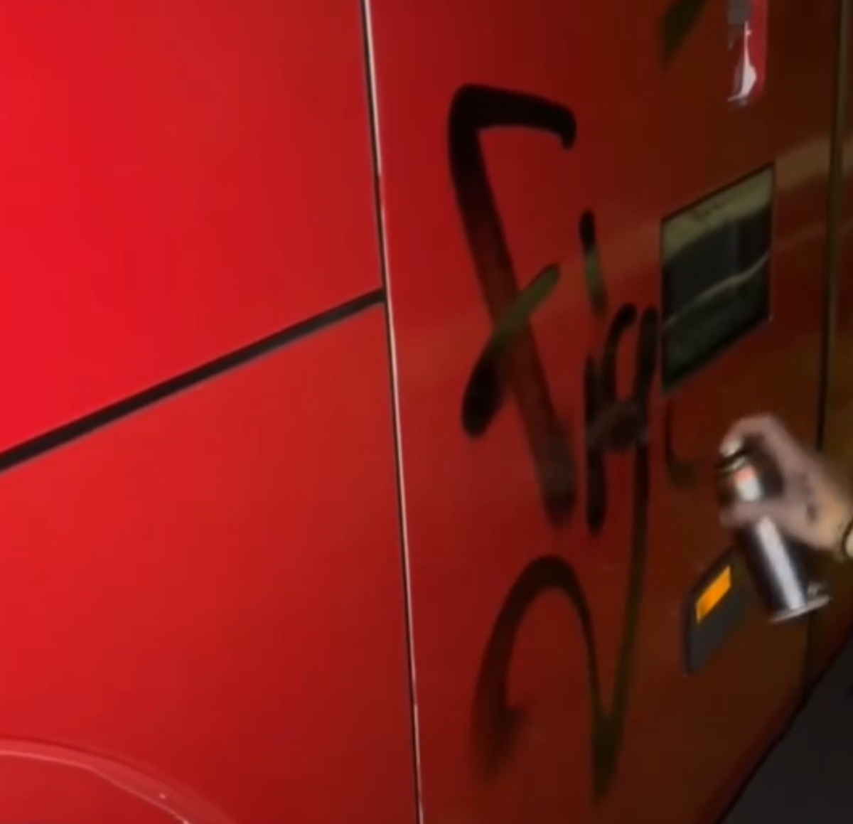 Autocarul celor de la Sepsi, vandalizat de Boys Craiova