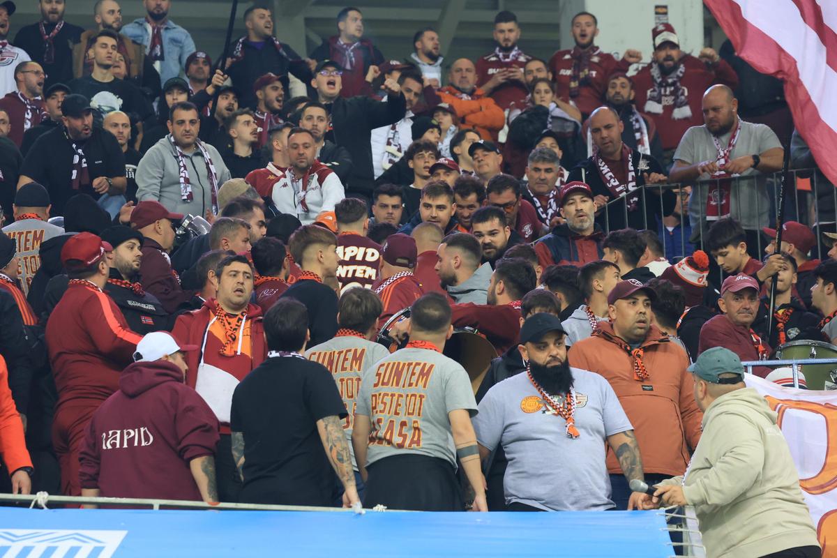 Nu s-a văzut la TV: scandal în peluza Rapidului la Craiova, jandarmii n-au mai stat pe gânduri