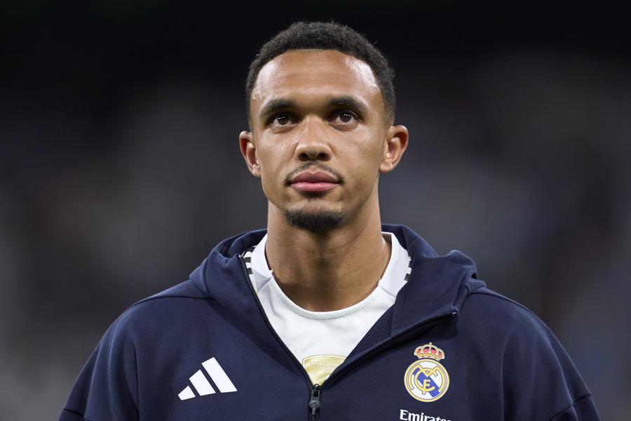 Trent Alexander-Arnold a întârziat la antrenament, iar Alvaro Arbeloa l-a trecut pe bancă cu Atletico Madrid // FOTO: Getty Images Starul lui Real Madrid a întârziat la antrenament, iar Alvaro Arbeloa l-a trecut pe bancă cu Atletico Madrid