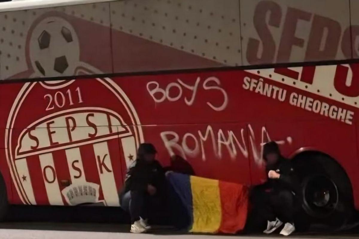 Autocarul celor de la Sepsi, vandalizat de ultrașii din Craiova! Ce au scris pe vehicul + Comunicatul covăsnenilor