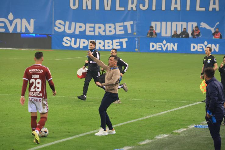 Gesturile lui Mirel Rădoi din Universitatea Craiova - Rapid. FOTO: Ionuț Iordache (GSP.ro)