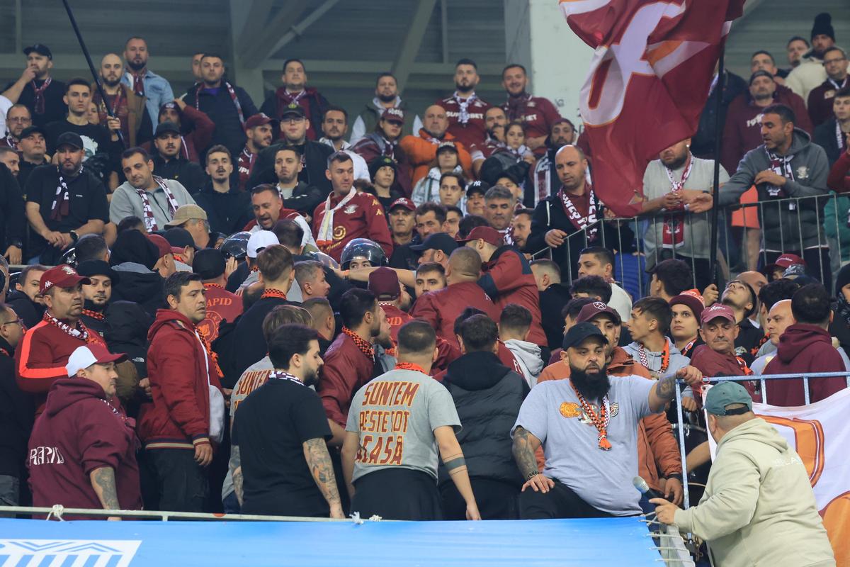Scandal în galeria la Rapidului în timpul meciului cu Universitatea Craiova