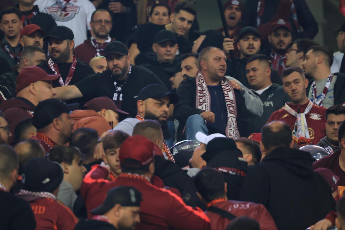 Scandal în galeria la Rapidului în timpul meciului cu Universitatea Craiova