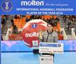 CORESPONDENȚĂ DIN JAPONIA // FOTO Cristina Neagu, premiată în Japonia! Balonul de Aur din handbal e în braţele româncei!