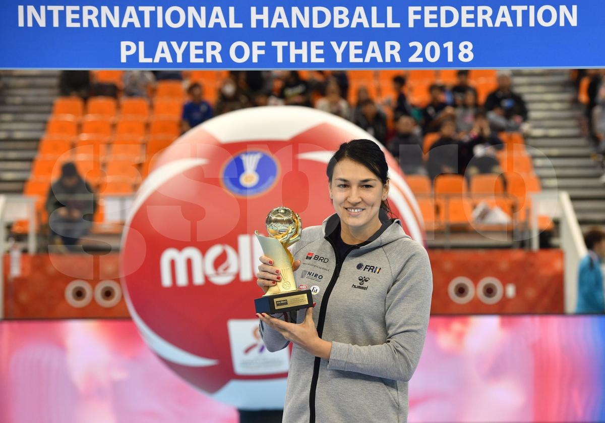 CORESPONDENȚĂ DIN JAPONIA // FOTO EXCLUSIV Cristina Neagu, premiată în Japonia! Balonul de Aur 2018 din handbal e în braţele româncei!