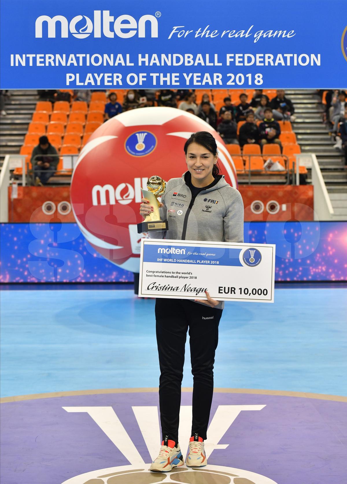 CORESPONDENȚĂ DIN JAPONIA // FOTO Cristina Neagu, premiată în Japonia! Balonul de Aur din handbal e în braţele româncei!