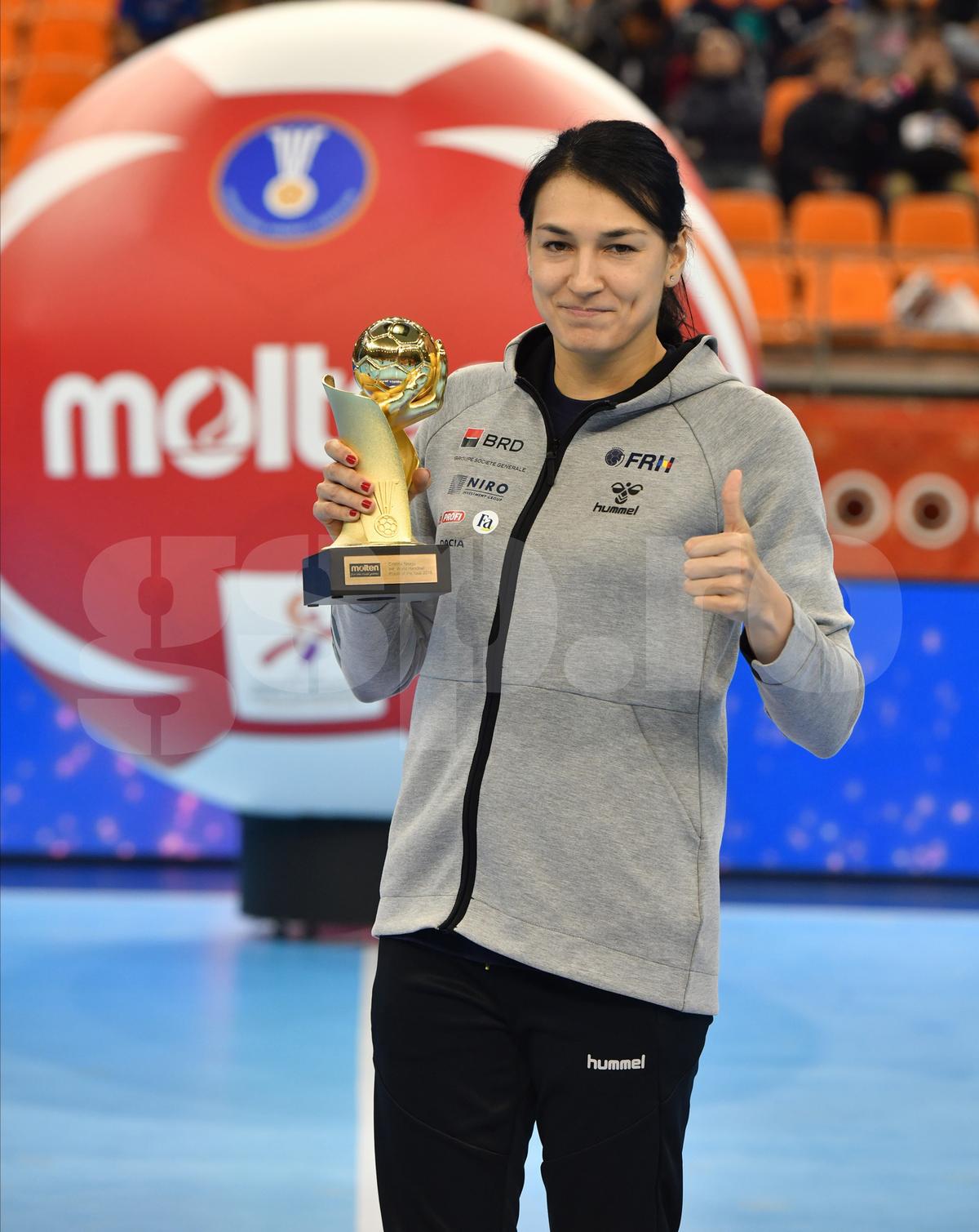 CORESPONDENȚĂ DIN JAPONIA // FOTO Cristina Neagu, premiată în Japonia! Balonul de Aur din handbal e în braţele româncei!