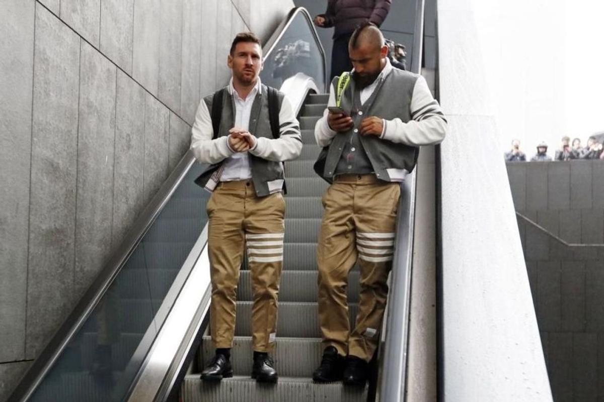 FOTO Barcelona își lansează propria linie de haine casual: prețurile sunt enorme!