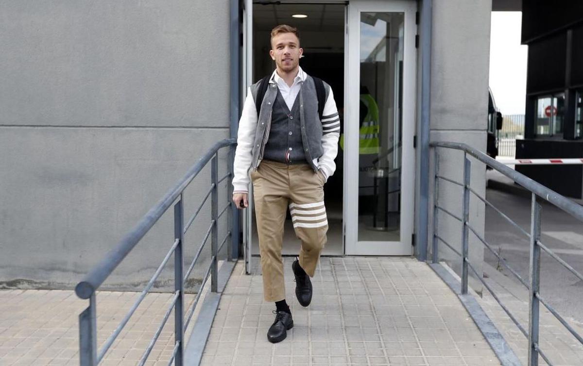FOTO Barcelona își lansează propria linie de haine casual: prețurile sunt enorme!