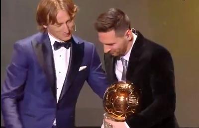 BALONUL DE AUR 2019 // VIDEO De la LM10 pentru LM10 » Moment nemaiîntâlnit la gală! Messi a primit trofeul de la rivalul său și deținătorul trofeului, Luka Modric