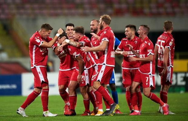 EXCLUSIV Fug din „haită” » Doi titulari și un nume important din staff pleacă joi de la Dinamo, odată cu Cosmin Contra!