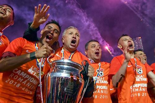 Mario Camora și Dan Petrescu sărbătorind titlul câștigat de CFR în sezonunl 2018-2019 // IMAGO