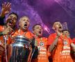 Mario Camora și Dan Petrescu sărbătorind titlul câștigat de CFR în sezonunl 2018-2019 // IMAGO