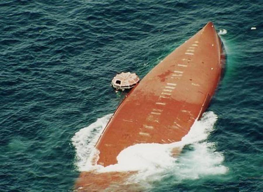 Nava „Le Joola”, răsturnată după impactul cu furtuna // Foto: wrecksite.eu Drama din familia selecționerului Senegalului » Și-a pierdut 11 rude într-un dezastru maritim istoric