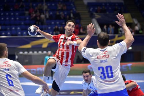 Lazar Kukic pregătindu-se să arunce la poartă în meciul cu Wisla Foto Cristi Preda
