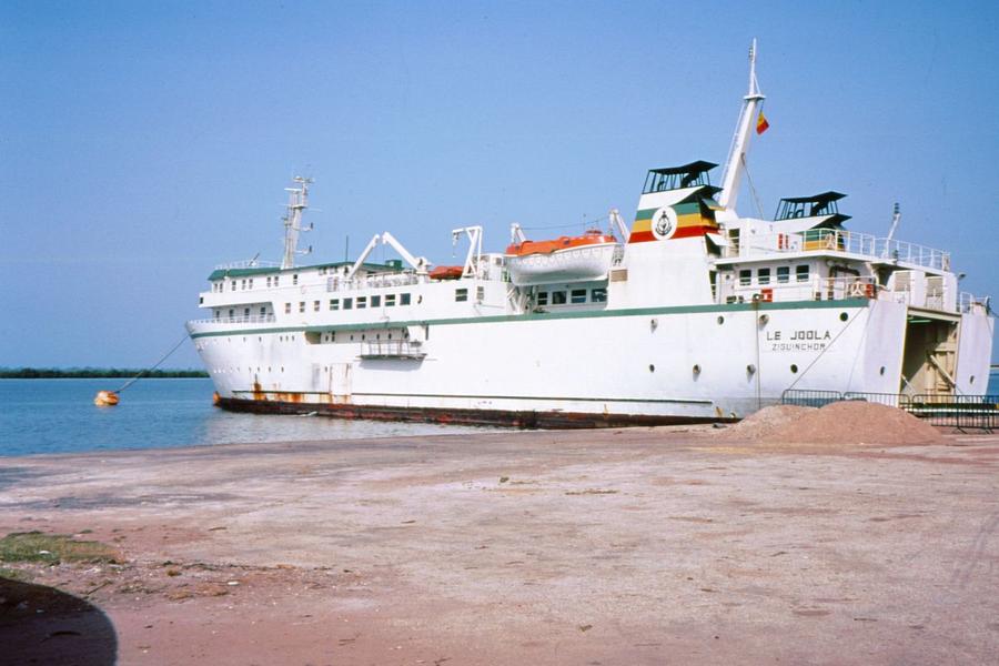 Vasul „Le Joola”, când era încă în stare bună de funcționare // Foto: Wikipedia Drama din familia selecționerului Senegalului » Și-a pierdut 11 rude într-un dezastru maritim istoric