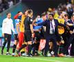 Uruguay a învins Ghana, scor 2-0, dar a ratat dramatic calificarea în optimile de finală de la Campionatul Mondial. Luis Suarez a izucnit în lacrimi pe banca de rezerve, în timp ce colegii lui se năpusteau asupra „centralului” Daniel Siebert.