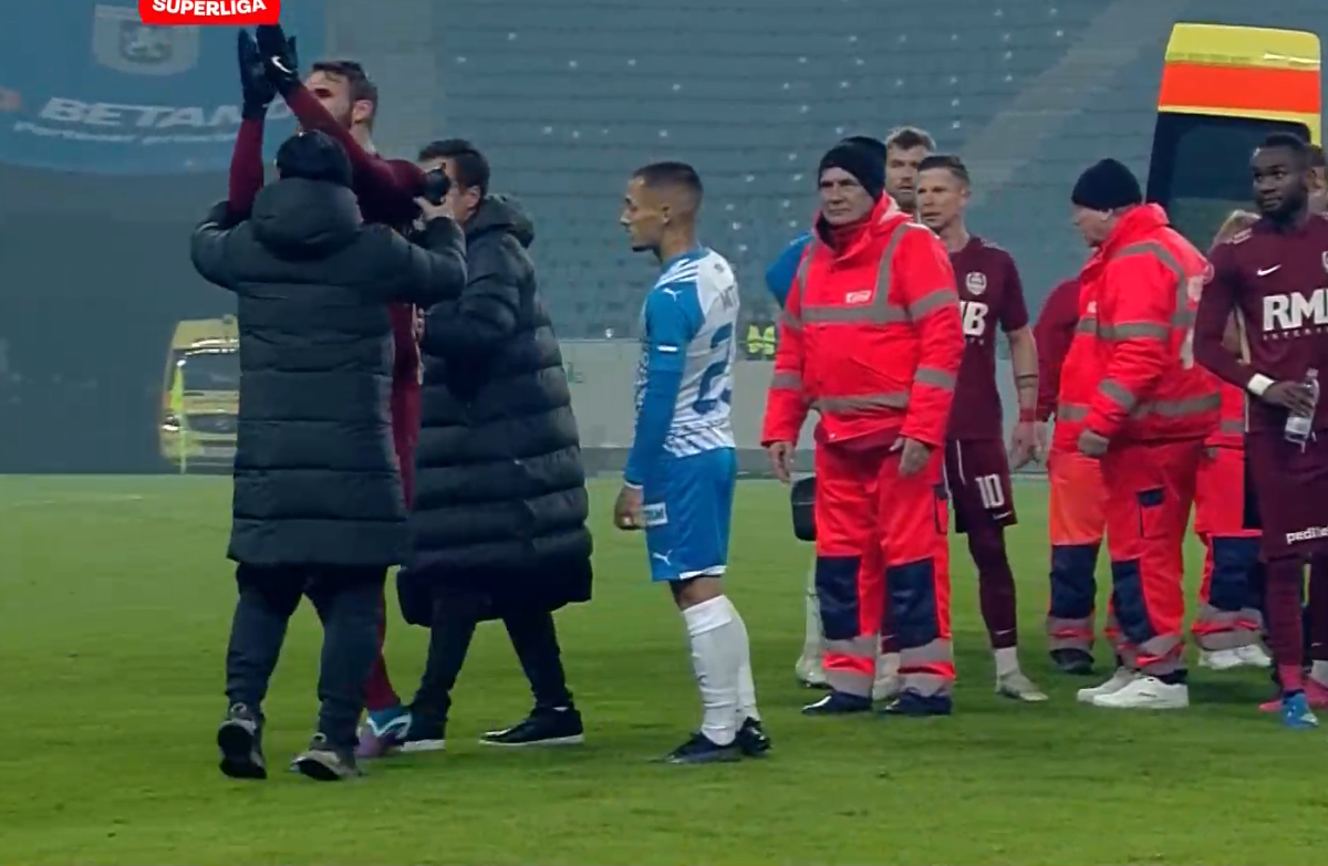 Momente de panică la Craiova - CFR Cluj: ambulanța a intrat pe teren