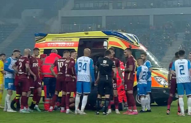 Momente de panică la Craiova - CFR Cluj: ambulanța a intrat pe teren