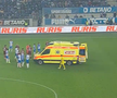 Momente de panică la Craiova - CFR Cluj: ambulanța a intrat pe teren