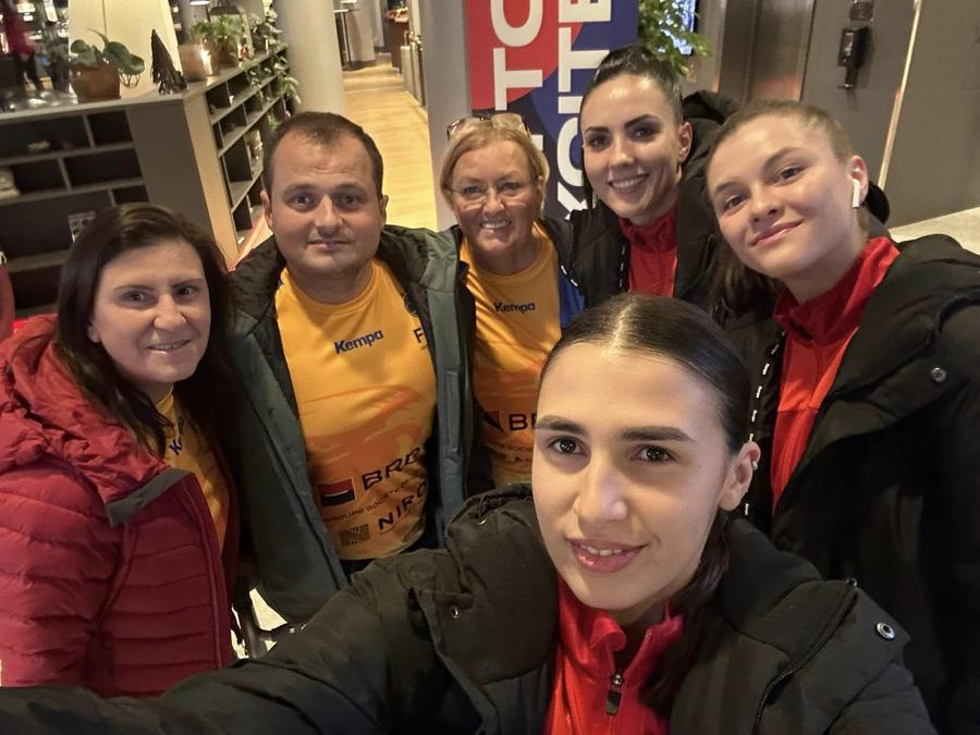 La Mondialul din 2023 / Sursă foto: Facebook @Angela Pop Sute de mii de kilometri pentru o pasiune de nestăvilit » Fanii români sunt pregătiți pentru CM de la Rotterdam: „Tradiția noastră de 1 decembrie!” + bilete, prețuri, locul de întâlnire