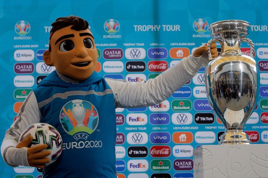 Mascota Skillzy Euro 2020 Istoria mascotelor de la Europenele la care a participat România » El e ursulețul Albaert