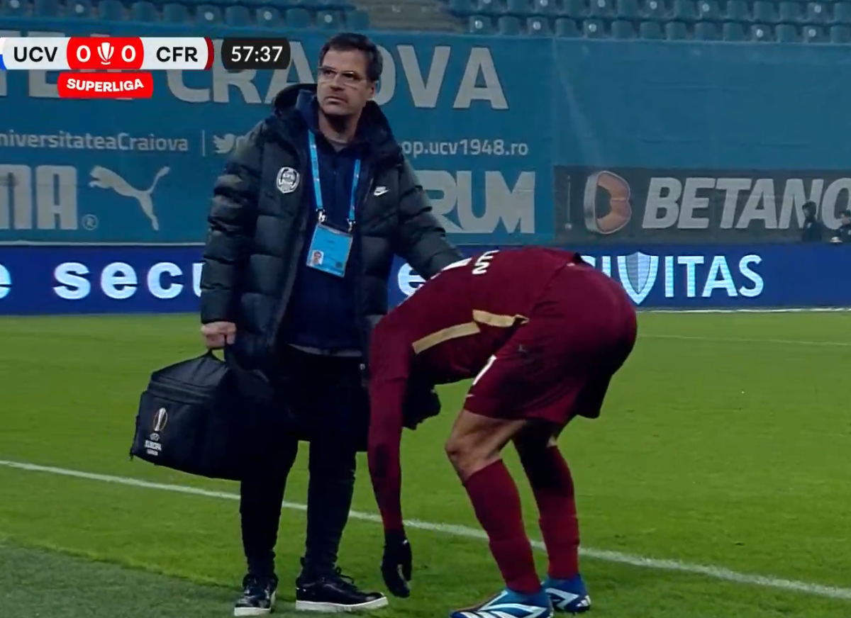 Momente de panică la Craiova - CFR Cluj: ambulanța a intrat pe teren