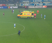 Momente de panică la Craiova - CFR Cluj: ambulanța a intrat pe teren