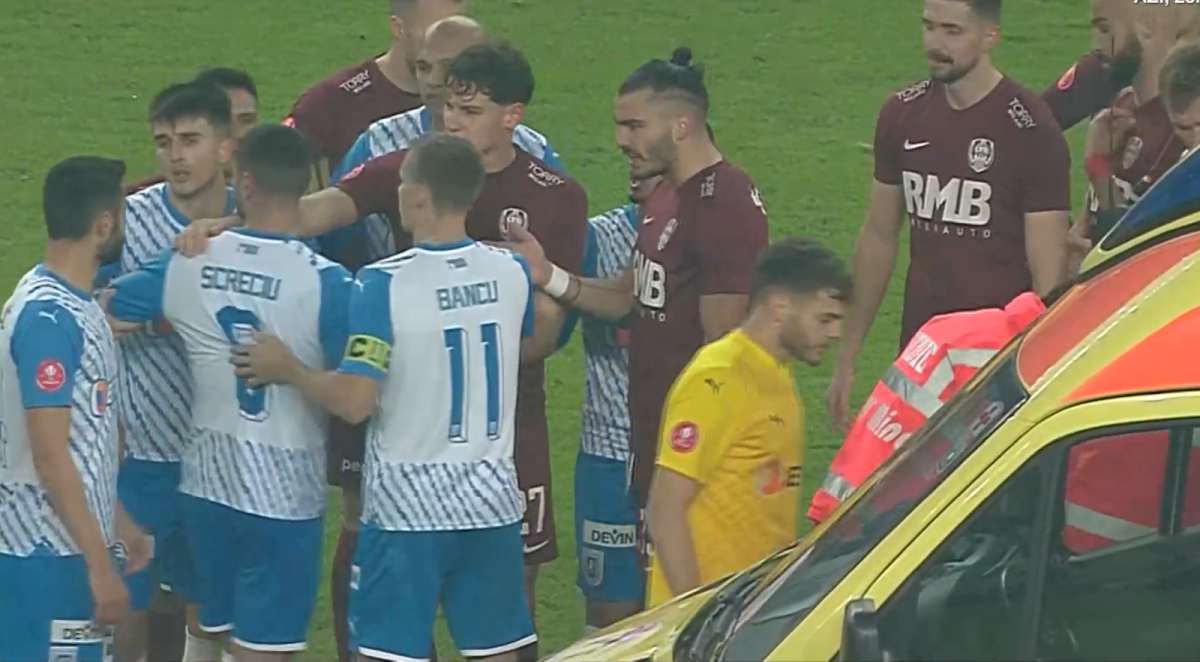 Momente de panică la Craiova - CFR Cluj: ambulanța a intrat pe teren