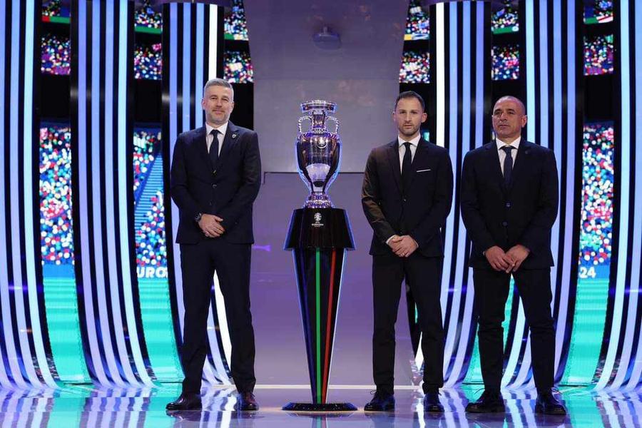 Ce a făcut Edi Iordănescu imediat după ce România și-a aflat adversarele de la EURO 2024 » Întâlnire de gradul zero lângă trofeu