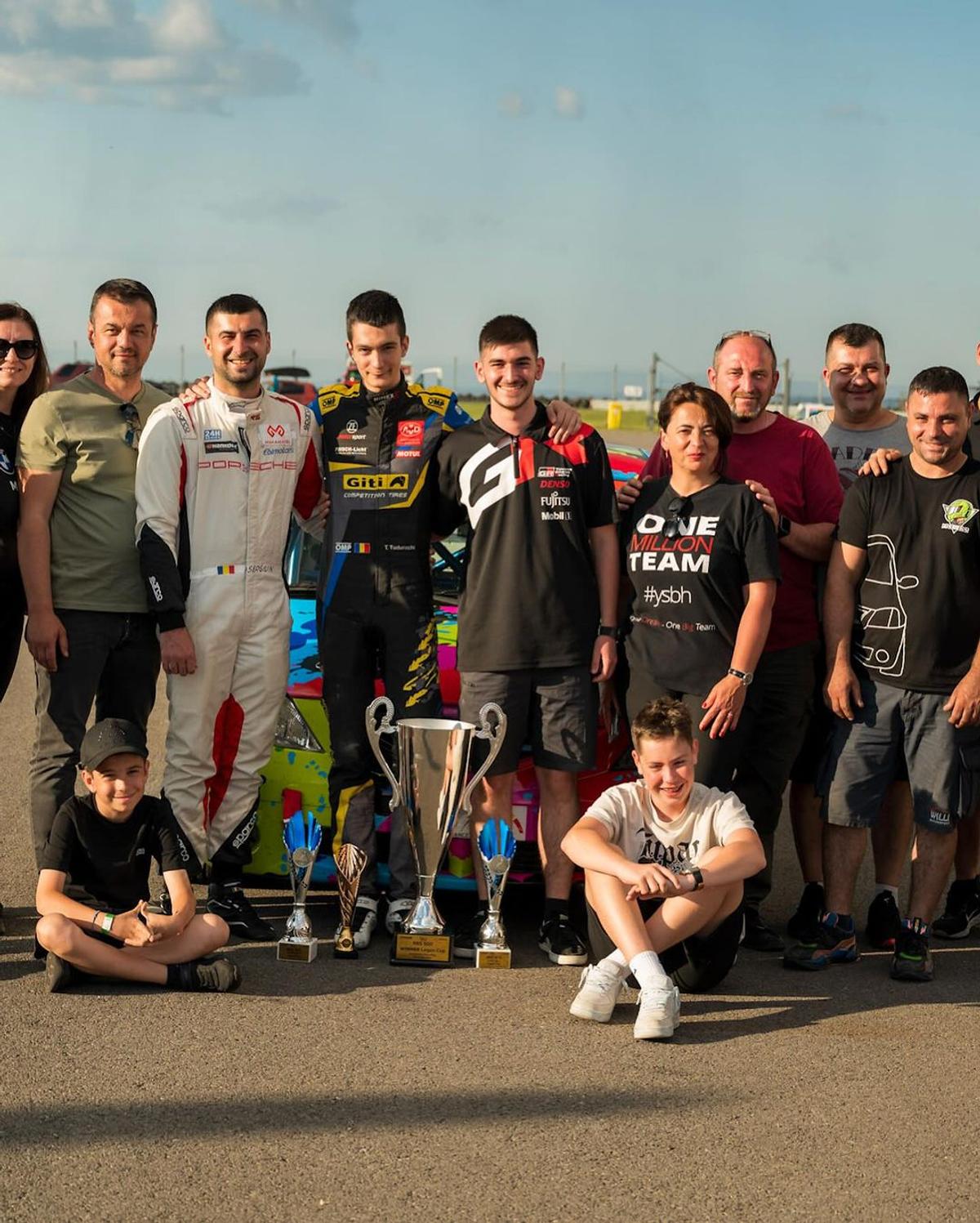 La doar 16 ani, Tudor Tudurachi pilotează cu peste 250 km/h, a scris istorie în campionatele de anduranță din Germania și are o maturitate incredibilă în discurs: „Uneori simt că fac parte din mașină”