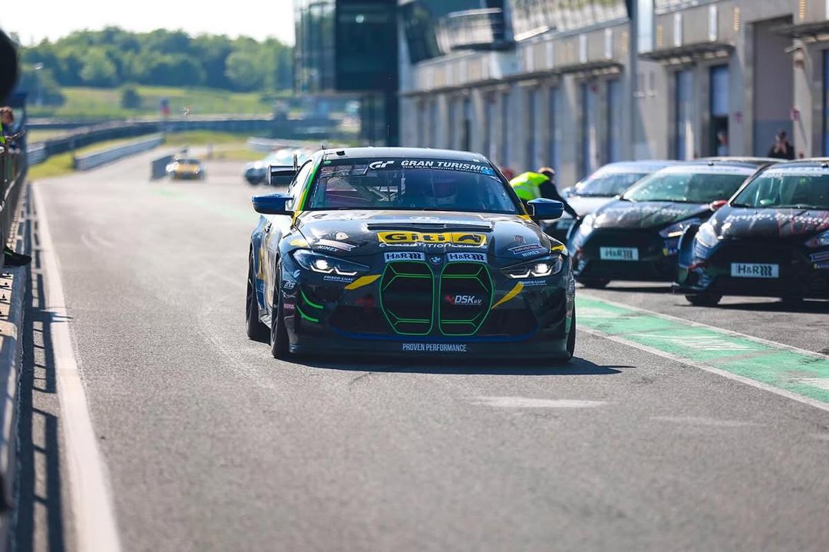 La doar 16 ani, Tudor Tudurachi pilotează cu peste 250 km/h, a scris istorie în campionatele de anduranță din Germania și are o maturitate incredibilă în discurs: „Uneori simt că fac parte din mașină”