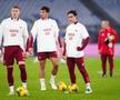 Artem Dovbyk, Mats Hummles și Paulo Dybala, în tricouri albe cu numele lui Edoardo Bove / Foto: Imago