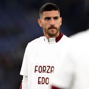 Căpitanul Lorenzo Pellegrini, în tricou alb cu numele fostului său coleg, Eduardo Bove / Foto: Imago